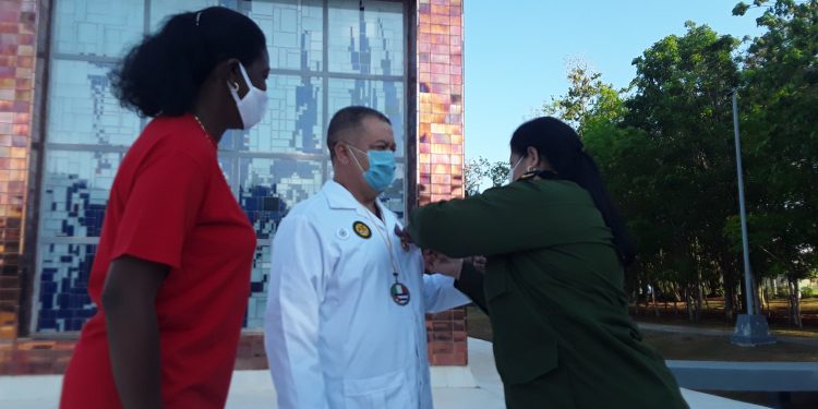 Luis Enrique Lemus recibió la Medalla Hazaña Laboral