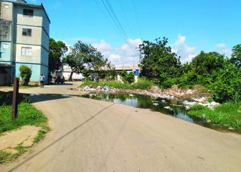 Un río de aguas albañales en Caimito, pone en riesgo la salud de quienes viven cerca