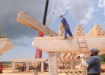 Este Primero de Mayo muchos no tuvimos más remedio que honrar a los mártires de Chicago desde la casa o el escenario virtual de un móvil, allí entre polvo y Sol estuvo la voluntad de terminar el puente del kilómetro 6.37 del vial.