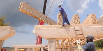 Este Primero de Mayo muchos no tuvimos más remedio que honrar a los mártires de Chicago desde la casa o el escenario virtual de un móvil, allí entre polvo y Sol estuvo la voluntad de terminar el puente del kilómetro 6.37 del vial.