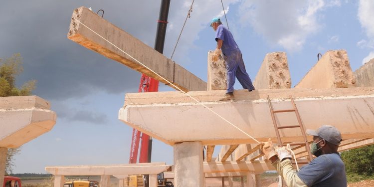 Este Primero de Mayo muchos no tuvimos más remedio que honrar a los mártires de Chicago desde la casa o el escenario virtual de un móvil, allí entre polvo y Sol estuvo la voluntad de terminar el puente del kilómetro 6.37 del vial.