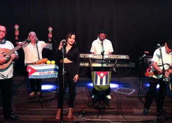 Yawar y el laudista Erdwin Vichot, invitados al evento por el Día del Son