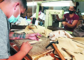 En el Laboratorio artemiseño buscan alternativas para satisfacer las necesidades de quienes requieren calzado ortopédico / Fotos: Otoniel Márquez