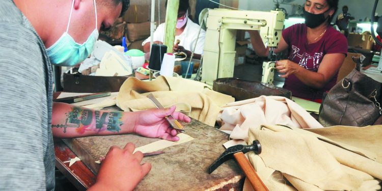 En el Laboratorio artemiseño buscan alternativas para satisfacer las necesidades de quienes requieren calzado ortopédico / Fotos: Otoniel Márquez