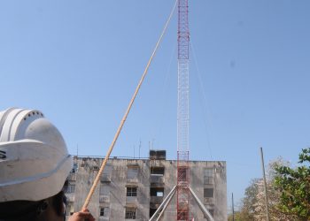 Montaje de la torre que dará soporte al equipamiento tecnológico en Alquízar