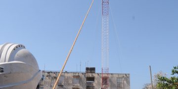 Montaje de la torre que dará soporte al equipamiento tecnológico en Alquízar