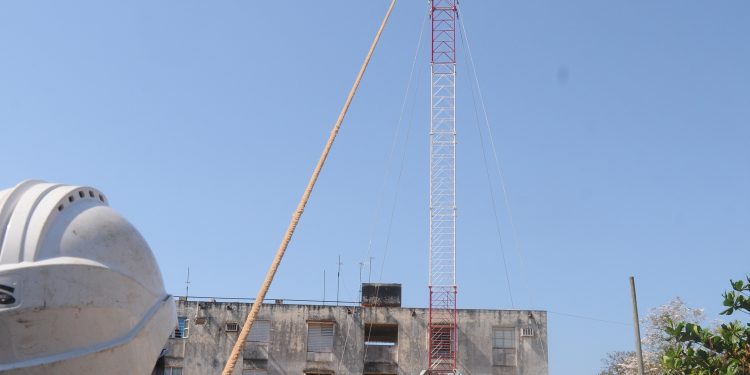 Montaje de la torre que dará soporte al equipamiento tecnológico en Alquízar
