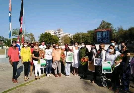 Homenaje a quienes creen en la tierra