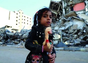 Entre escombros y rosas en los dientes