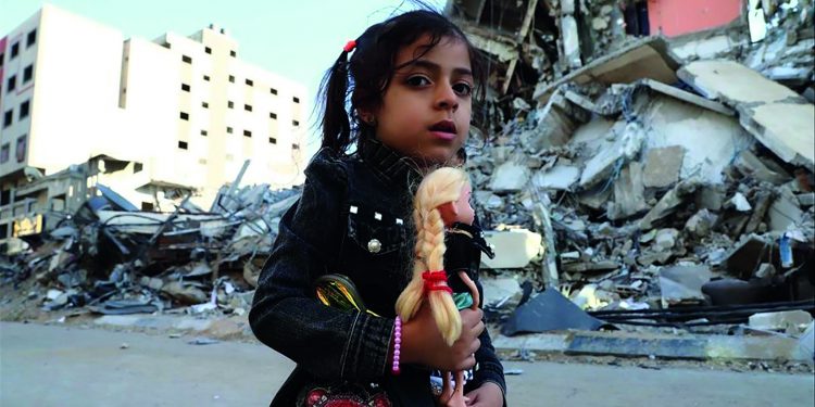 Entre escombros y rosas en los dientes