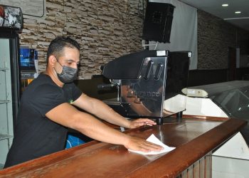 Yunier Rebolledo Cagiga tiene 33 años y ya se siente parte de la gran familia que es el núcleo del Partido de la entidad en la cual labora / Foto: Humberto Lister
