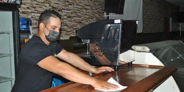 Yunier Rebolledo Cagiga tiene 33 años y ya se siente parte de la gran familia que es el núcleo del Partido de la entidad en la cual labora / Foto: Humberto Lister