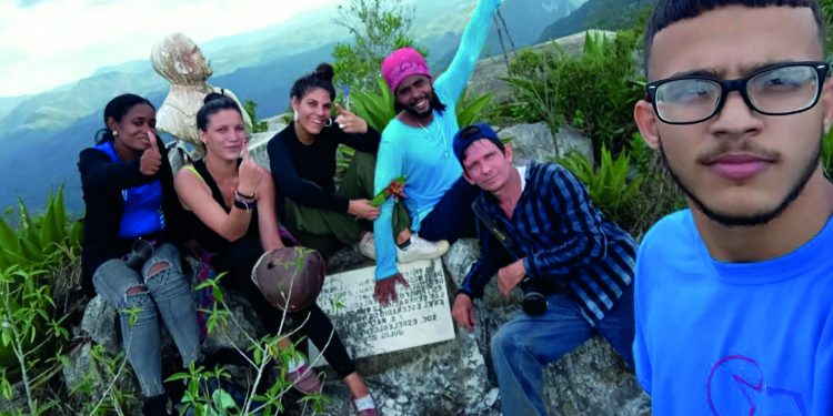 Desde la cima más alta del Occidente cubano, los jóvenes artemiseños pidieron el cese del bloqueo