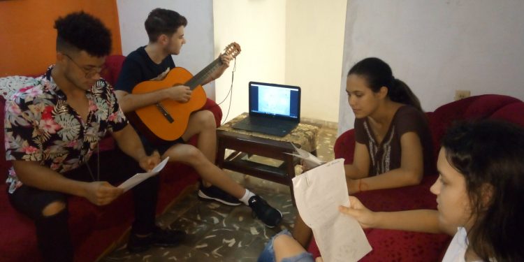 Los ganadores del concurso en pleno momento de creación / Foto: Ada Francisca Pérez García