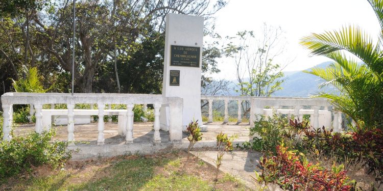 Tarja ubicada en el lugar de las trincheras de Cacarajícara, declaradas Monumento Nacional en el año 2015 / Foto: Otoniel Márquez