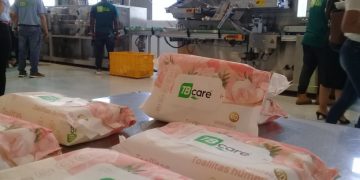 La línea de producción genera entre 45 y 65 paquetes de toallitas húmedas por minuto