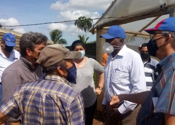 Salvador Valdés Mesa en recorrido por el Proyecto Agroecológico Finca Martha, en Caimito
