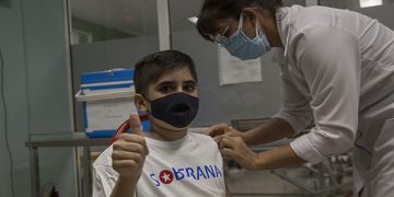 abriel Garcia Fernandez de 12 años primer paciente pediatrico en ser vacunado con Soberana 02, como parte del ensayo clinico con nios de 12 a 18 años. Foto: Ismael Francisco/ Cubadebate.