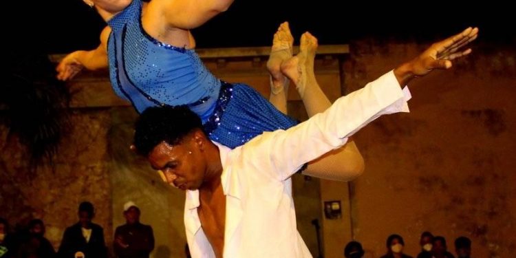 Caridad Doris Cabrera Zamora reparte su vida profesional entre ser bailarina de la compañía NCDance e instructora de arte de la casa de cultura Raquel Revuelta