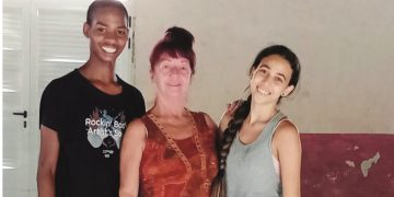 Bailarines de Alma Danza junto a su profesora