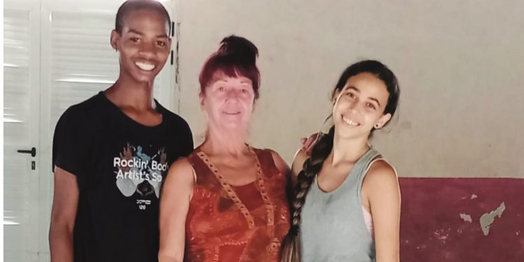 Bailarines de Alma Danza junto a su profesora