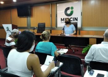 La ministra de Comercio Interior Betsy Díaz Velázquez en conferencia de prensa. Foto: Tomada del perfil en Facebook del periodista Abdiel Bermúdez.