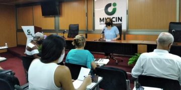 La ministra de Comercio Interior Betsy Díaz Velázquez en conferencia de prensa. Foto: Tomada del perfil en Facebook del periodista Abdiel Bermúdez.