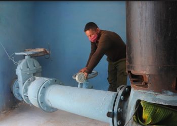 EN TURNOS de 24 horas, los cuidadores de las fuentes de abasto permanecen en vigilia constante / Foto: Otoniel Márquez