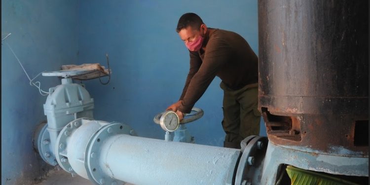 EN TURNOS de 24 horas, los cuidadores de las fuentes de abasto permanecen en vigilia constante / Foto: Otoniel Márquez