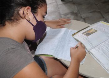 DESDE EL HOGAR, Greidys continúa el curso y espera con optimismo regresar a su escuela / Foto: Otoniel Márquez