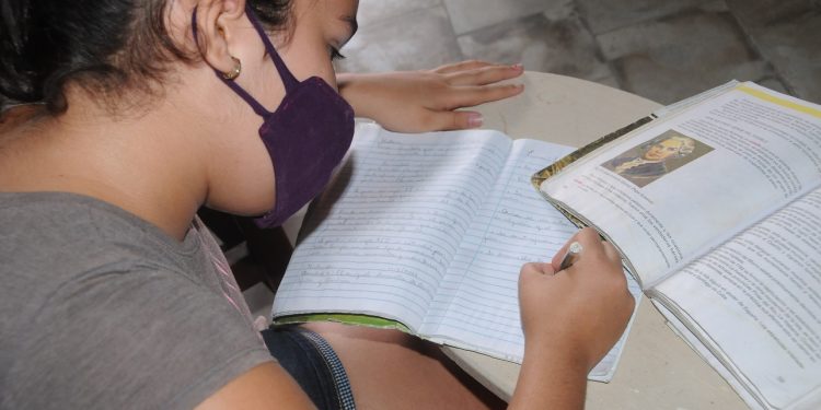 DESDE EL HOGAR, Greidys continúa el curso y espera con optimismo regresar a su escuela / Foto: Otoniel Márquez