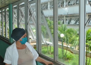 Algunos cristales de ventanas fueron al piso / Foto: Humberto Lister