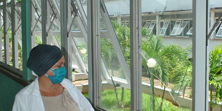 Algunos cristales de ventanas fueron al piso / Foto: Humberto Lister