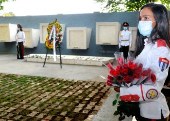 Guardia de honor en el Mausoleo a los Mártires de Artemisa / Fotos: Otoniel Márquez
