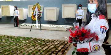 Guardia de honor en el Mausoleo a los Mártires de Artemisa / Fotos: Otoniel Márquez