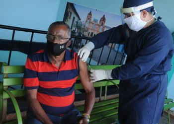 Médicos trabajando en el hospital de campaña habilitado en la Facultad de Ciencias Médicas Artemisa