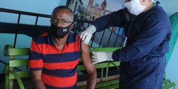 Médicos trabajando en el hospital de campaña habilitado en la Facultad de Ciencias Médicas Artemisa