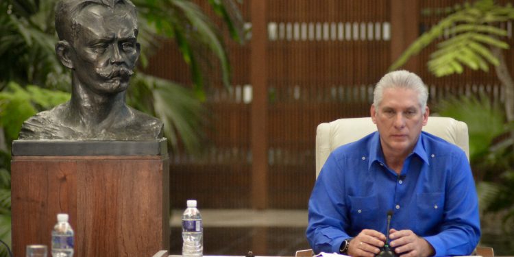 Presidente cubano e integrantes de su equipo de gobierno comparecen en cadena nacional
