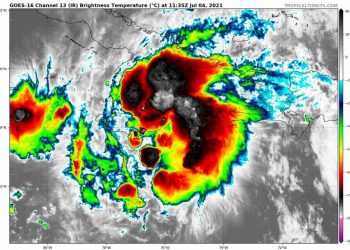 Elsa continúa disminuyendo su velocidad de traslación