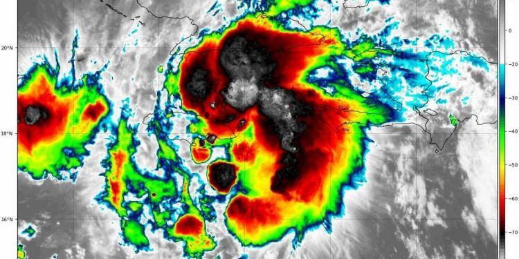 Elsa continúa disminuyendo su velocidad de traslación