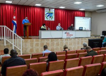 Presidente cubano intercambia con autoridades de Artemisa