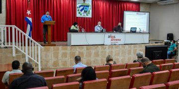 Presidente cubano intercambia con autoridades de Artemisa