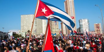 Pueblo habanero toma La Piragua en defensa de la Revolución y el socialismo