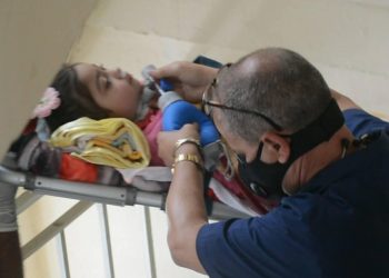 El doctor Enrique Padrón Álvarez,manipulaba el resucitador Ambu para la ventilación manual, a fin de que a la pequeña Yaslin Calderín López (de cuatro años, con una enfermedad degenerativa del Sistema Nervioso Central) no le faltara el oxígeno