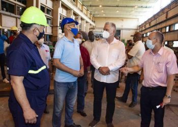 De heroica catalogó Díaz-Canel la manera en que se entregan los cubanos a sus tareas cotidianas en diferentes lugares del país. Foto: Estudios Revolución