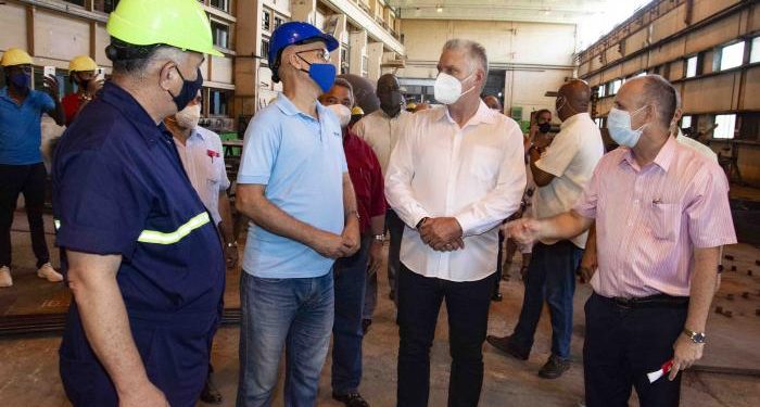 De heroica catalogó Díaz-Canel la manera en que se entregan los cubanos a sus tareas cotidianas en diferentes lugares del país. Foto: Estudios Revolución