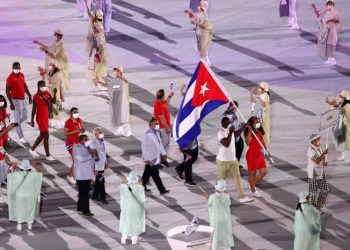 Mijaín López y Yaimé Pérez sostenían en su bandera a un país, durante la inauguración de los Juegos Olímpicos Tokio-2020.