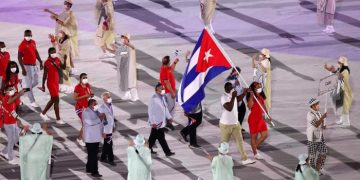 Mijaín López y Yaimé Pérez sostenían en su bandera a un país, durante la inauguración de los Juegos Olímpicos Tokio-2020.