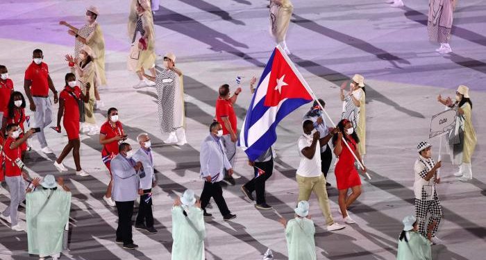 Mijaín López y Yaimé Pérez sostenían en su bandera a un país, durante la inauguración de los Juegos Olímpicos Tokio-2020.