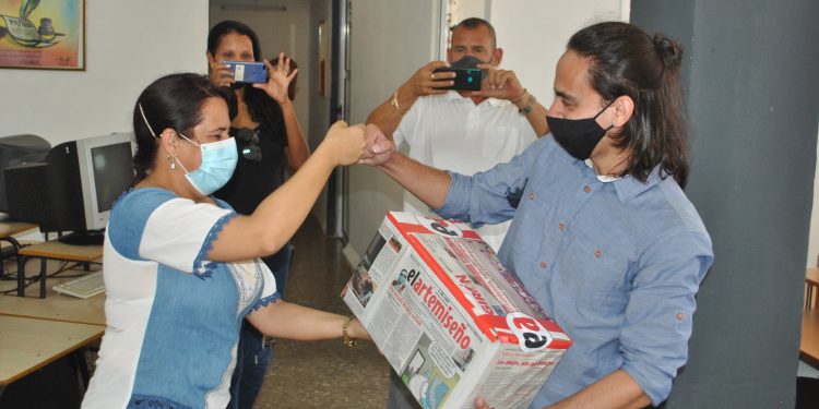 Desde el artemiseño, un gesto solidario con los colegas del periódico Girón, en Matanzas / Foto: Humberto Lister